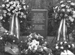 Foto Gedenkstein 1980 mit Blumengebinden und Kränzen